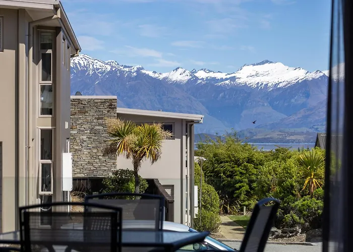 Spacious Alpine View Villa Wanaka